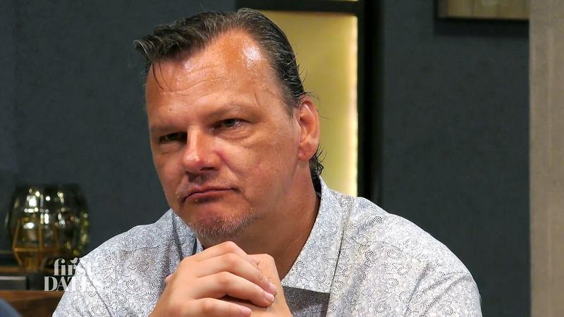 Koch Peter genießt sein Essen im Restaurant