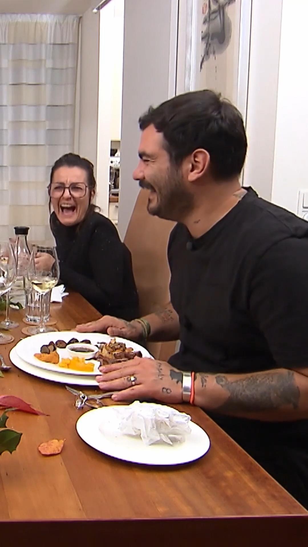 Was erheitert die Dinner-Gäste denn so?