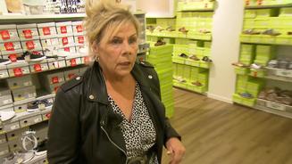 Lili kauft als erstes drei Paar Schuhe - sonst nichts