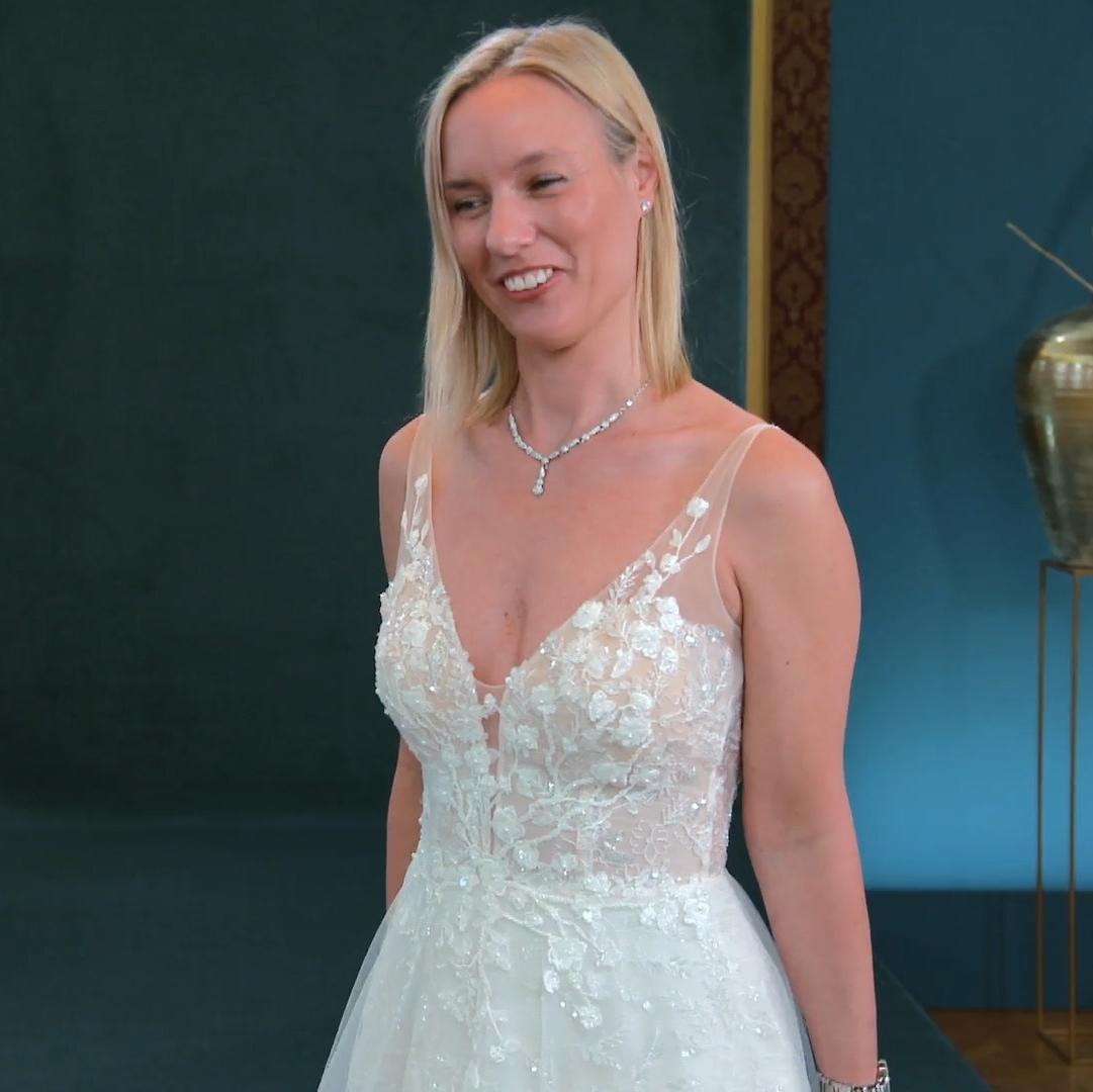 Mit Kleid zwei expoldiert die Glitzerbombe