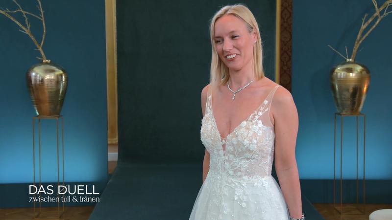 Mit Kleid zwei expoldiert die Glitzerbombe