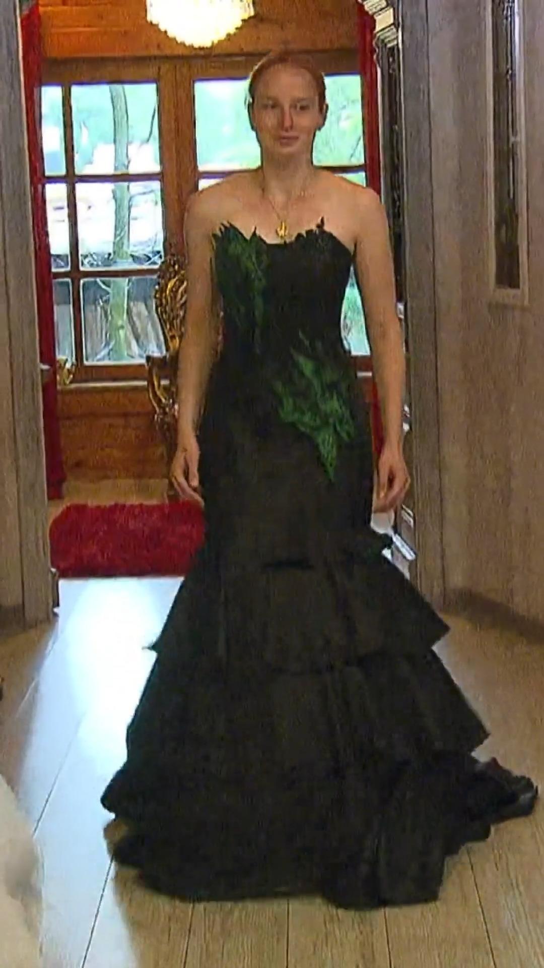 Die Braut sucht ein Kleid mit Farbe