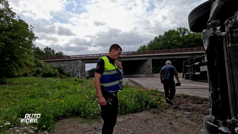 Umgekippter LKW auf der Mittelschutzplanke