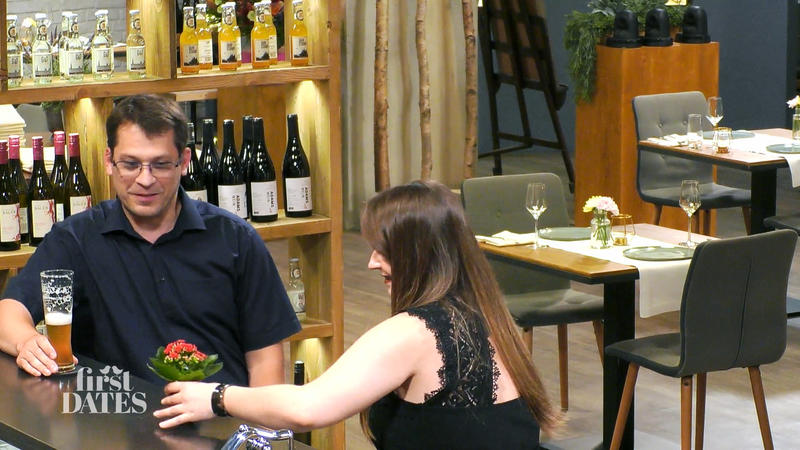 Marc bringt Suzan ein kleines Geschenk mit