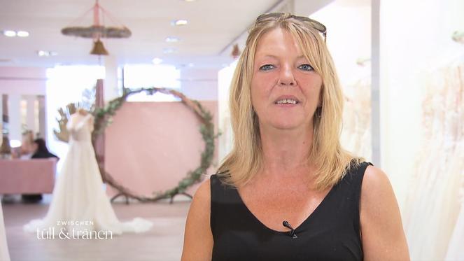 Ulli will ihrem Liebsten im Glitzerkleid die Sprache verschlagen