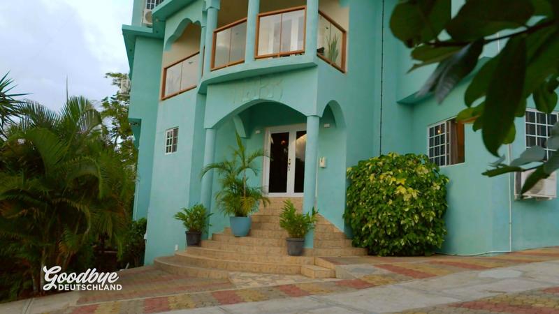 Familie Sell besichtigt ein Hostel-Gebäude