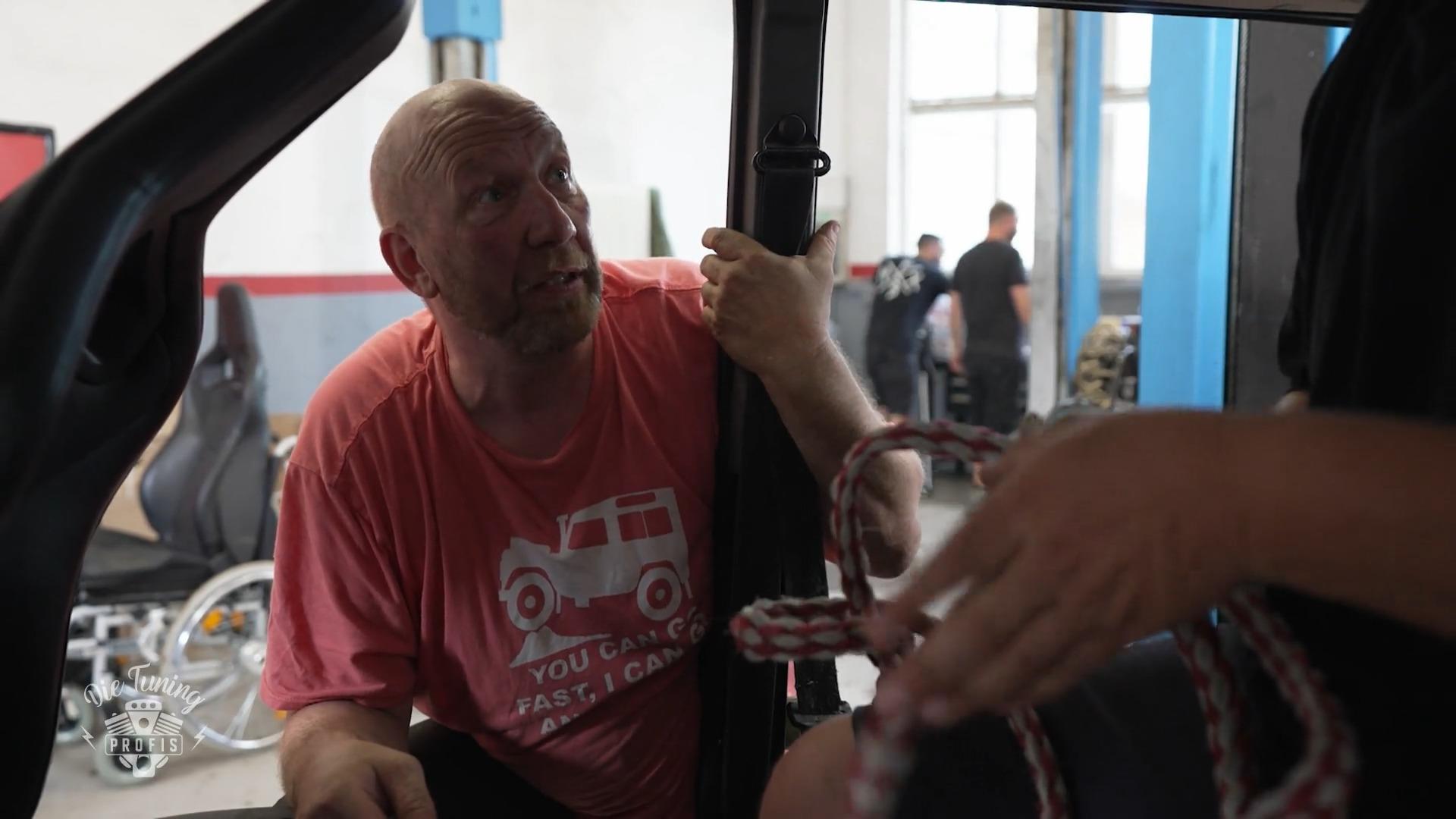 Heribert hilft mit und muss für die Batterie erstmal den Sitz ausbauen