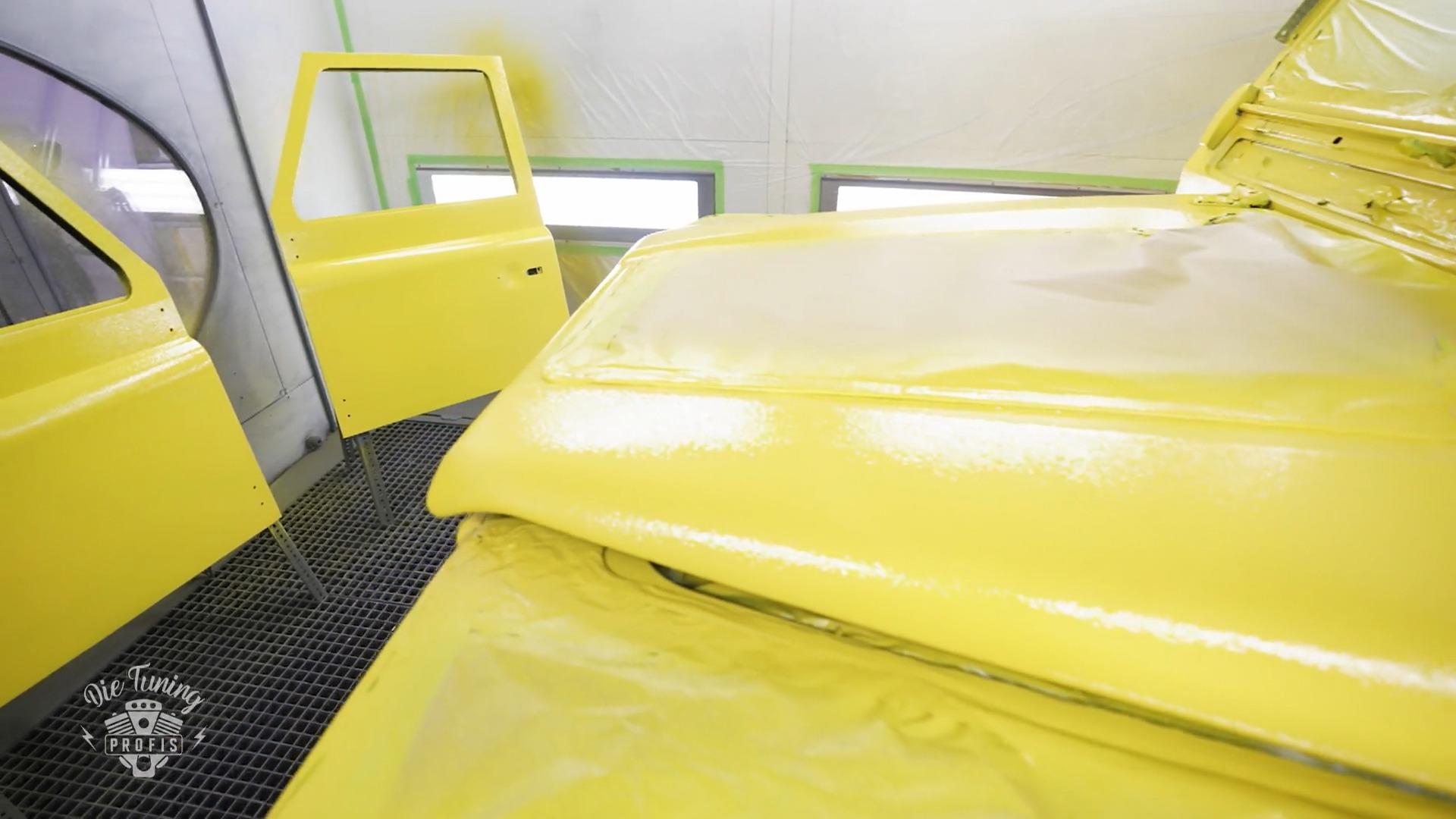 Eddi greift zur Lackpistole und verpasst dem Defender ein frisches Finish