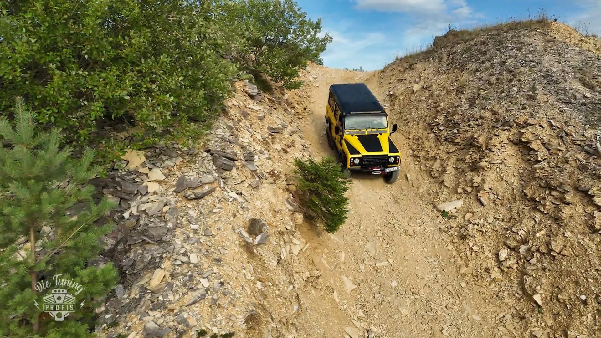 Der Defender darf sich im Offroad-Gelände beweisen