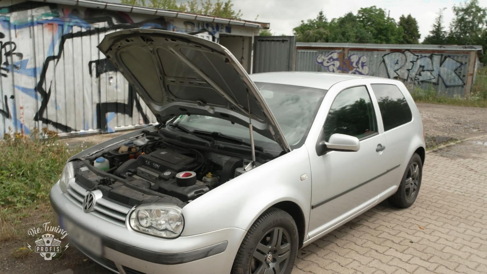Ein Golf IV voller Rost und ein V5-Motor, der seit Jahren verstaubt