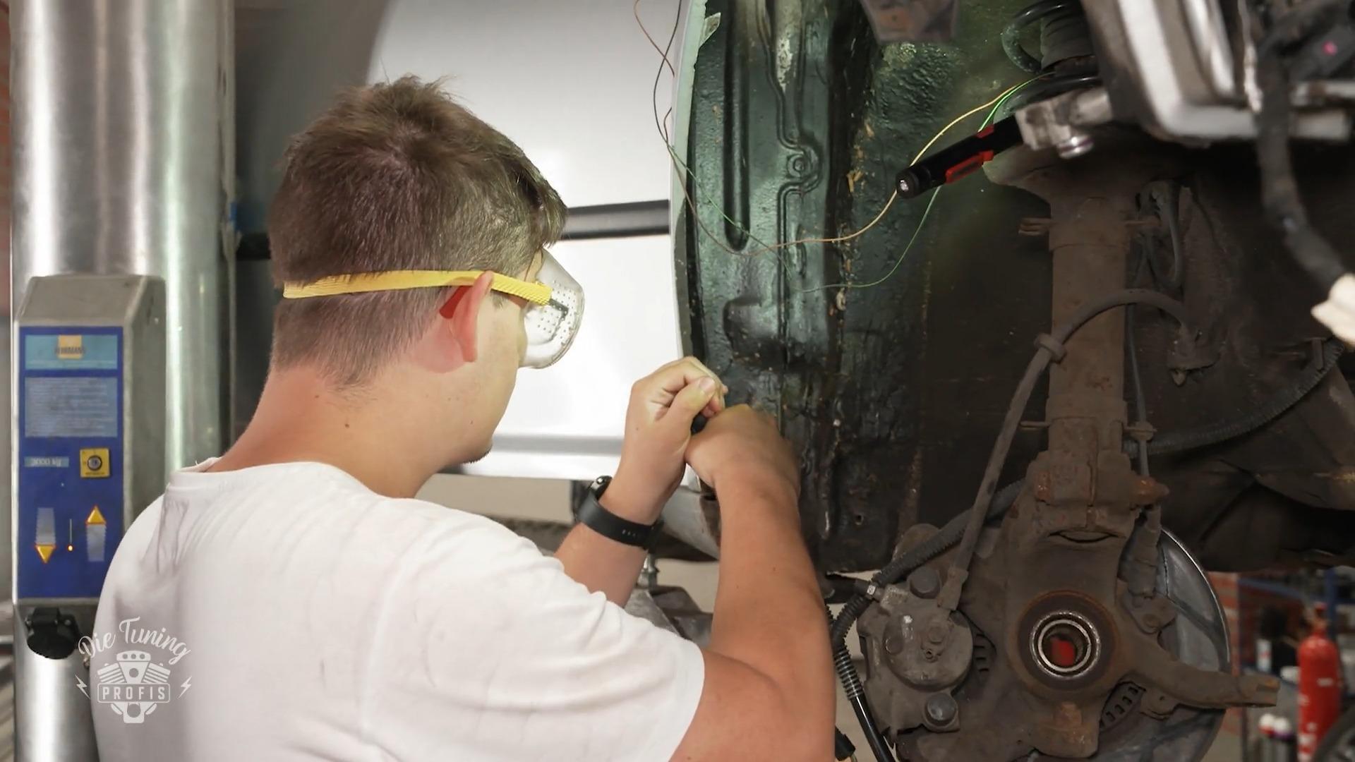 Praktikant Sascha überrascht mit Talent und Einsatz in der Werkstatt