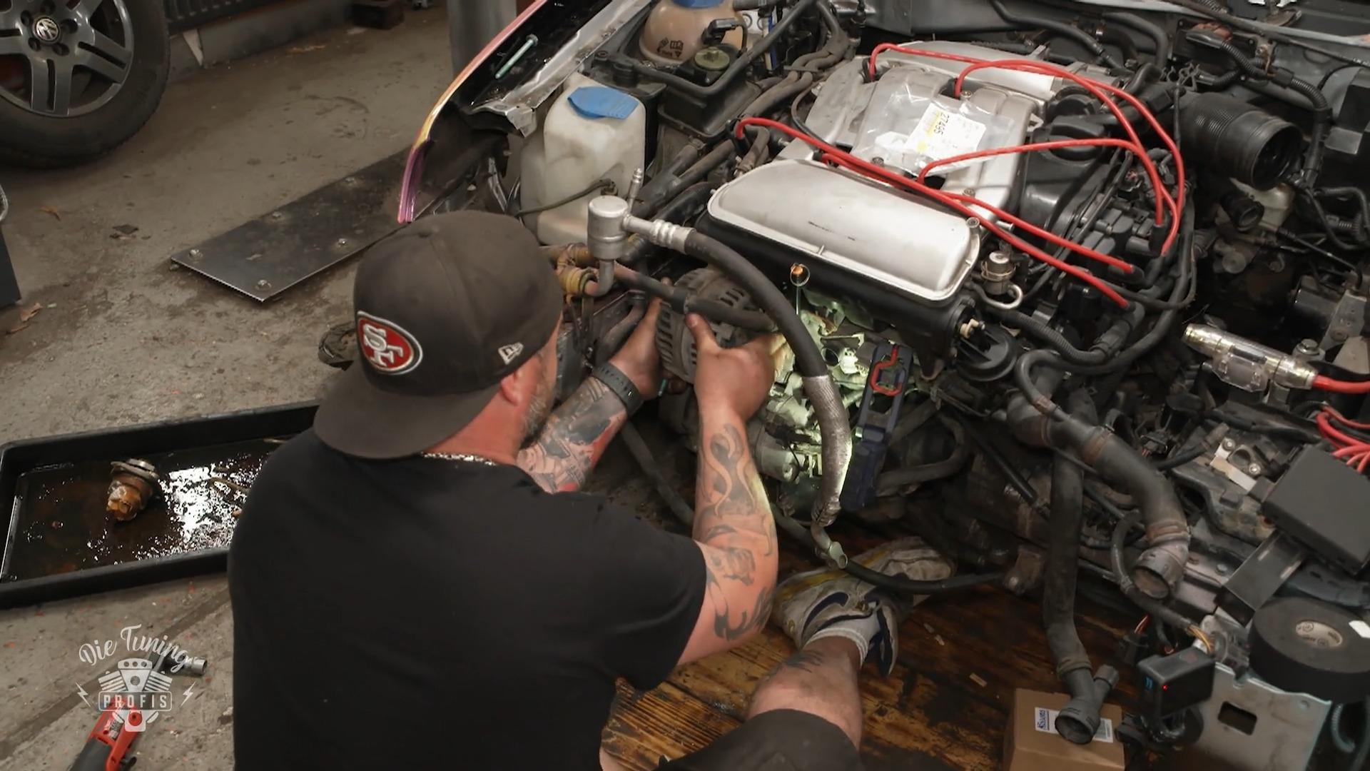 Es tropft beim Einfüllen der Kühlflüssigkeit