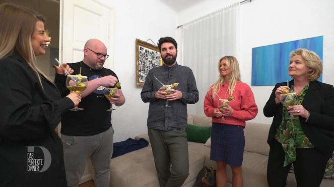 Arminas Gäste sind von ihrem Dinner-Debut begeistert