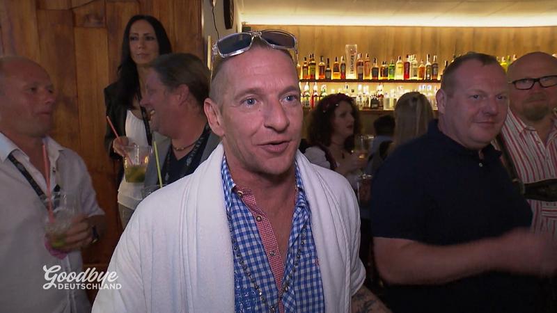 Don Francis feiert mit Promis in der Bavaria Alm
