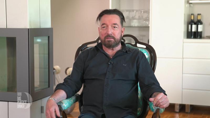Thomas kocht mit Unterstützung seiner Frau