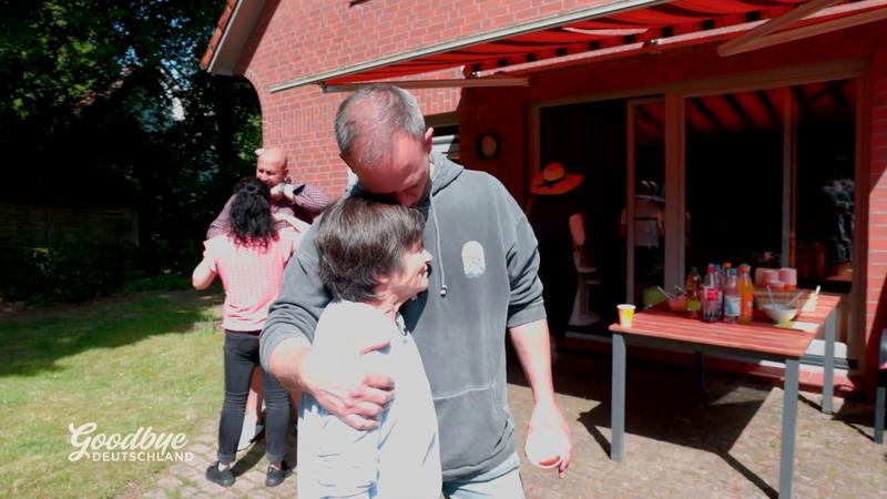 Familie trennt sich von Haus und Habseligkeiten
