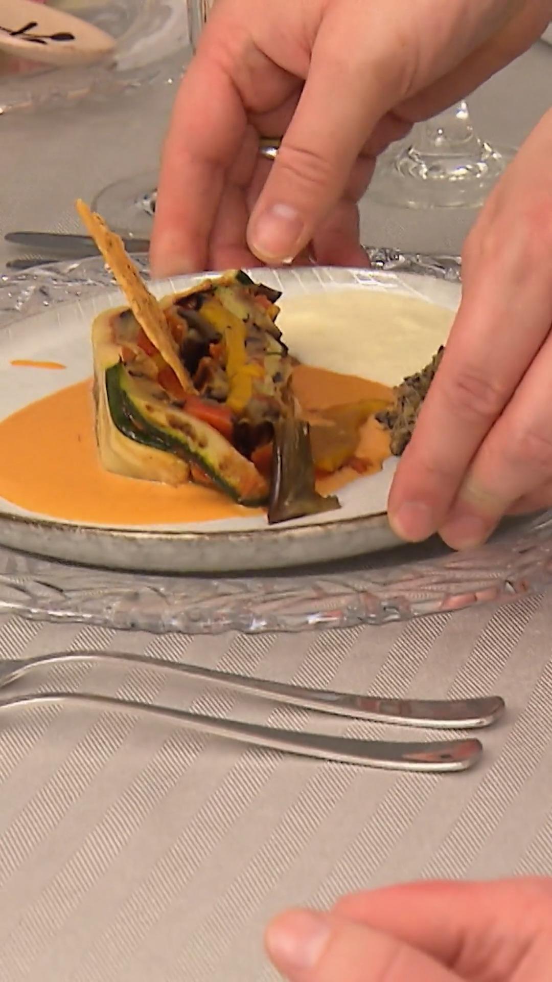 Axel serviert Gemüse-Krimi und Nuss-Dessert