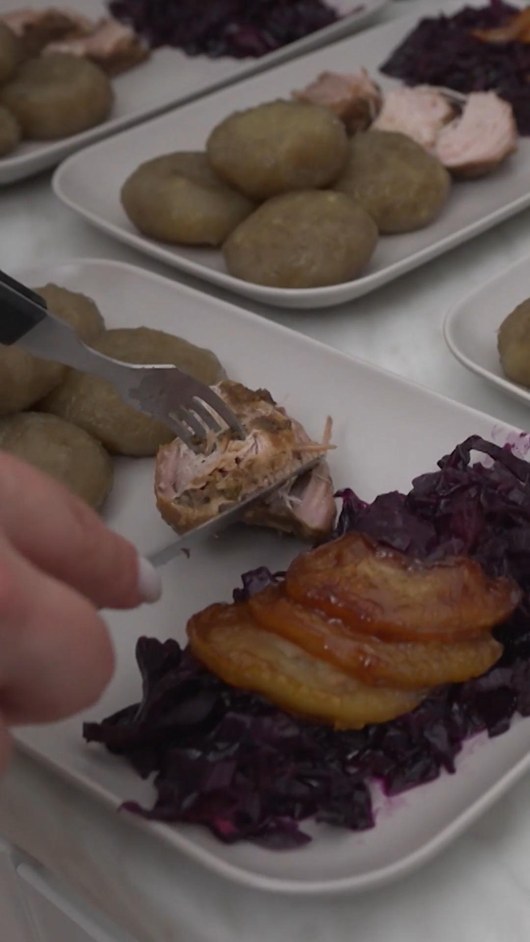 Jenny serviert Deftiges und Streuselkuchen