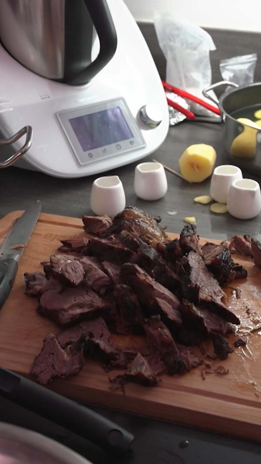 Thomas serviert Zwiebel-Vorspeise und Mousse-Duett