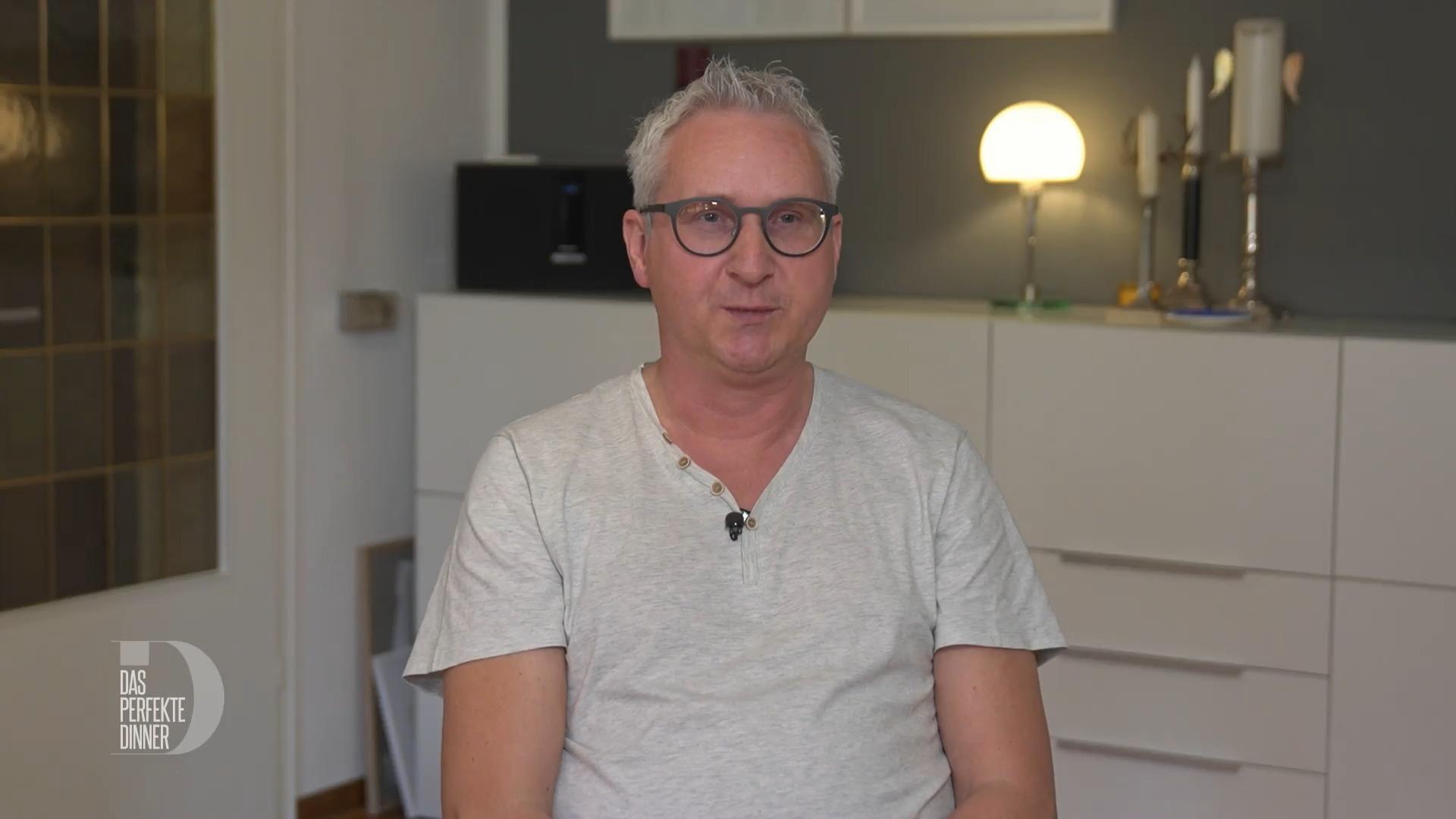 Axel kocht mit Unterstützung seines Mannes