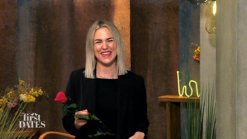 Mara überrascht mit einer Rose