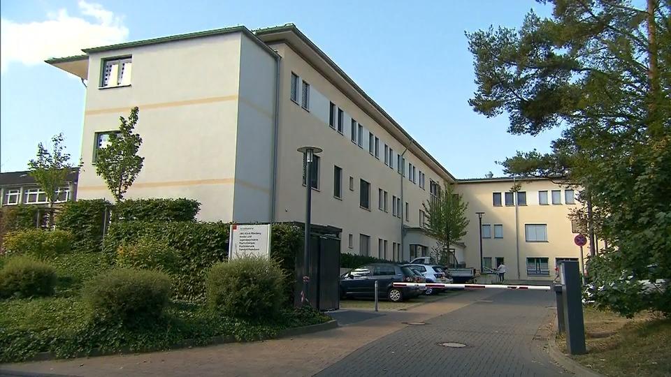 13-Jährige sticht in Psychiatrie auf Betreuerin ein