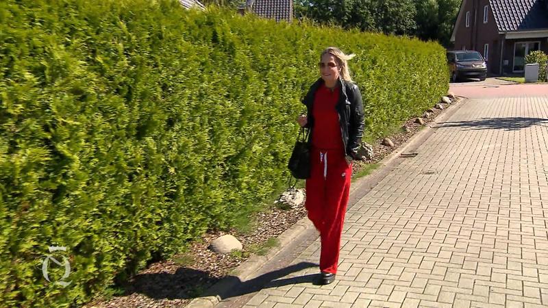 Julia setzt auf Sommerlook und Ponys