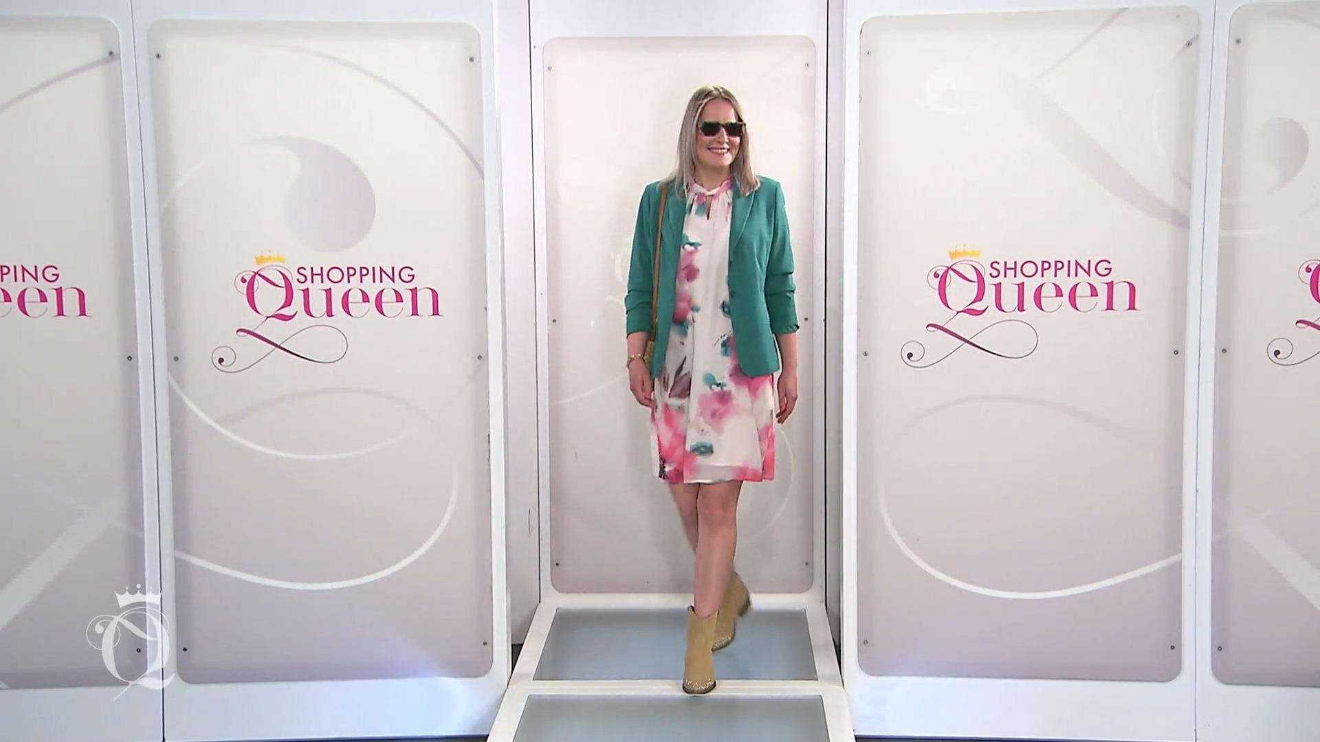 Julia kombiniert Kleid mit grünem Blazer