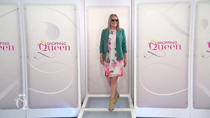 Julia kombiniert Kleid mit grünem Blazer