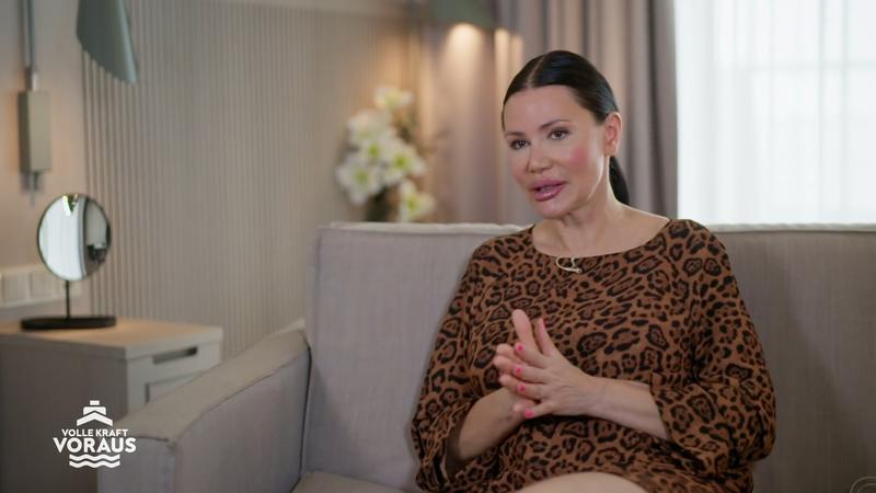 Djamila und Jayda beziehen ihre Kabine