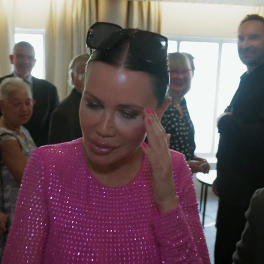Ron bringt Djamila Rowe in eine unangenehme Situation