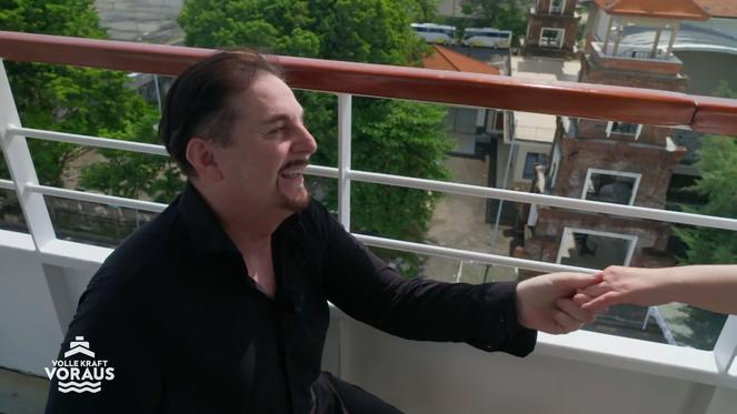 Uwe Herrmann geht vor Susann auf die Knie