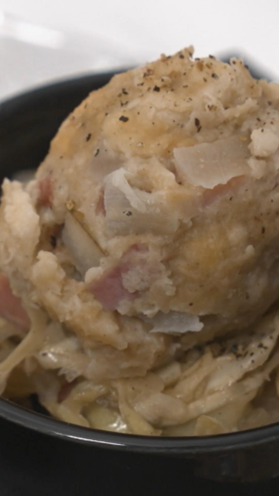 Marco serviert Knödel, Kalbsfilet und Apfelstrudel