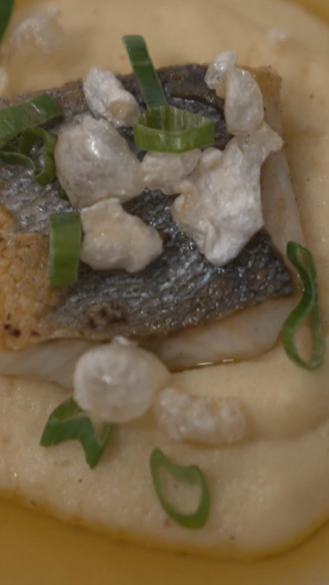 Timo serviert Selleriepüree, Jungbullenfilet und Rosmarin-Dessert