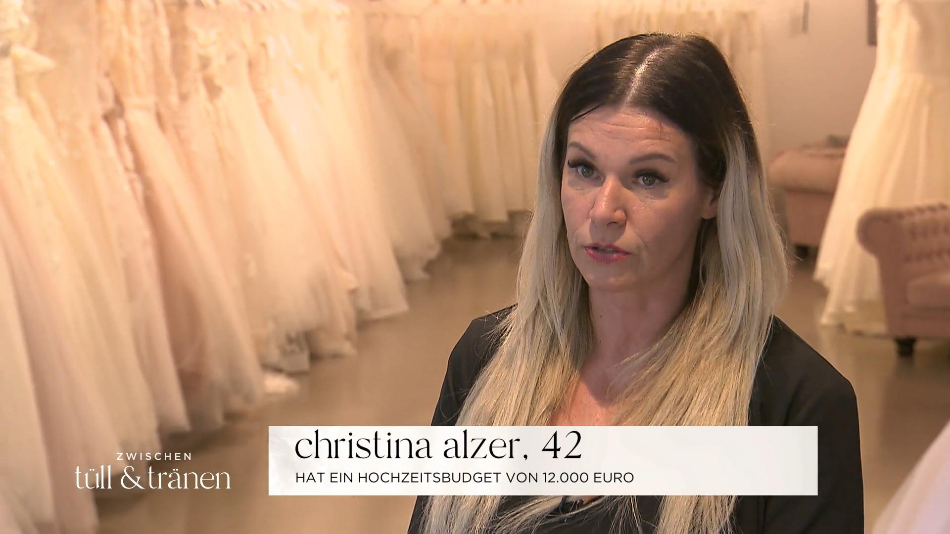 Christina sucht Traumrobe für die Hochzeit unter Palmen