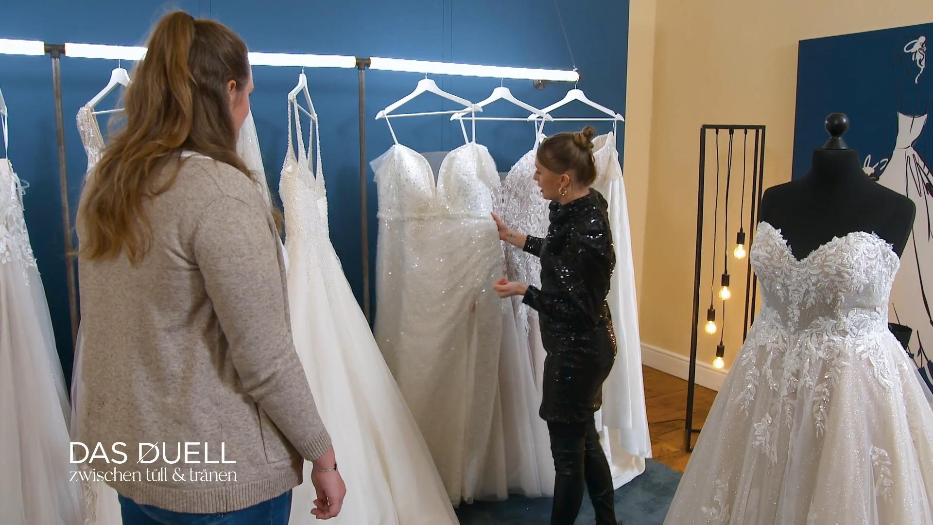 Viktoria präsentiert ihre Kleider