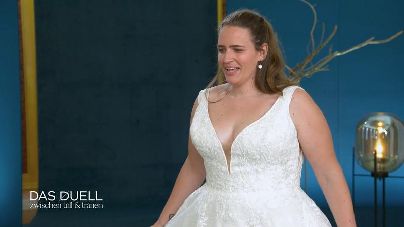 Erstes Kleid rührt Steffi zu Tränen