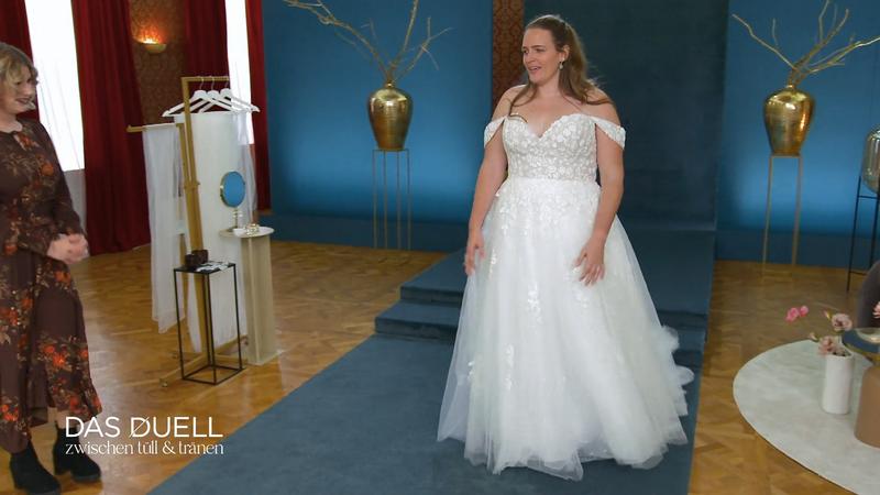 Steffi ist überwältigt vom Kleid