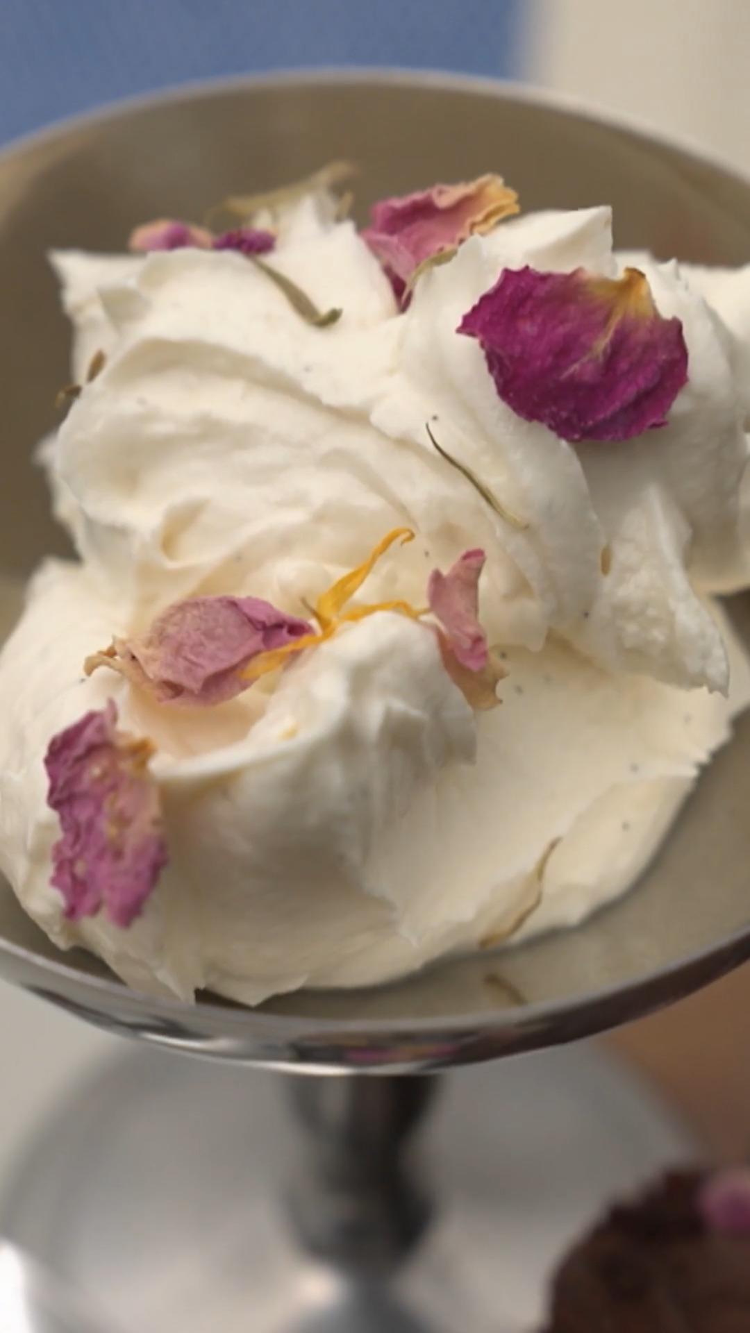 Sandra tischt ein blumiges Dessert auf