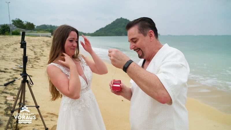 Uwe überrascht Susann am Strand