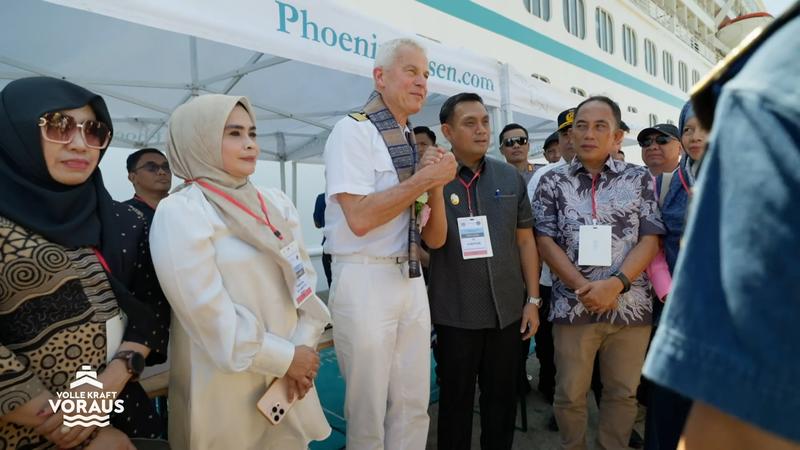 Prominenz besucht das Kreuzfahrtschiff in Pare Pare