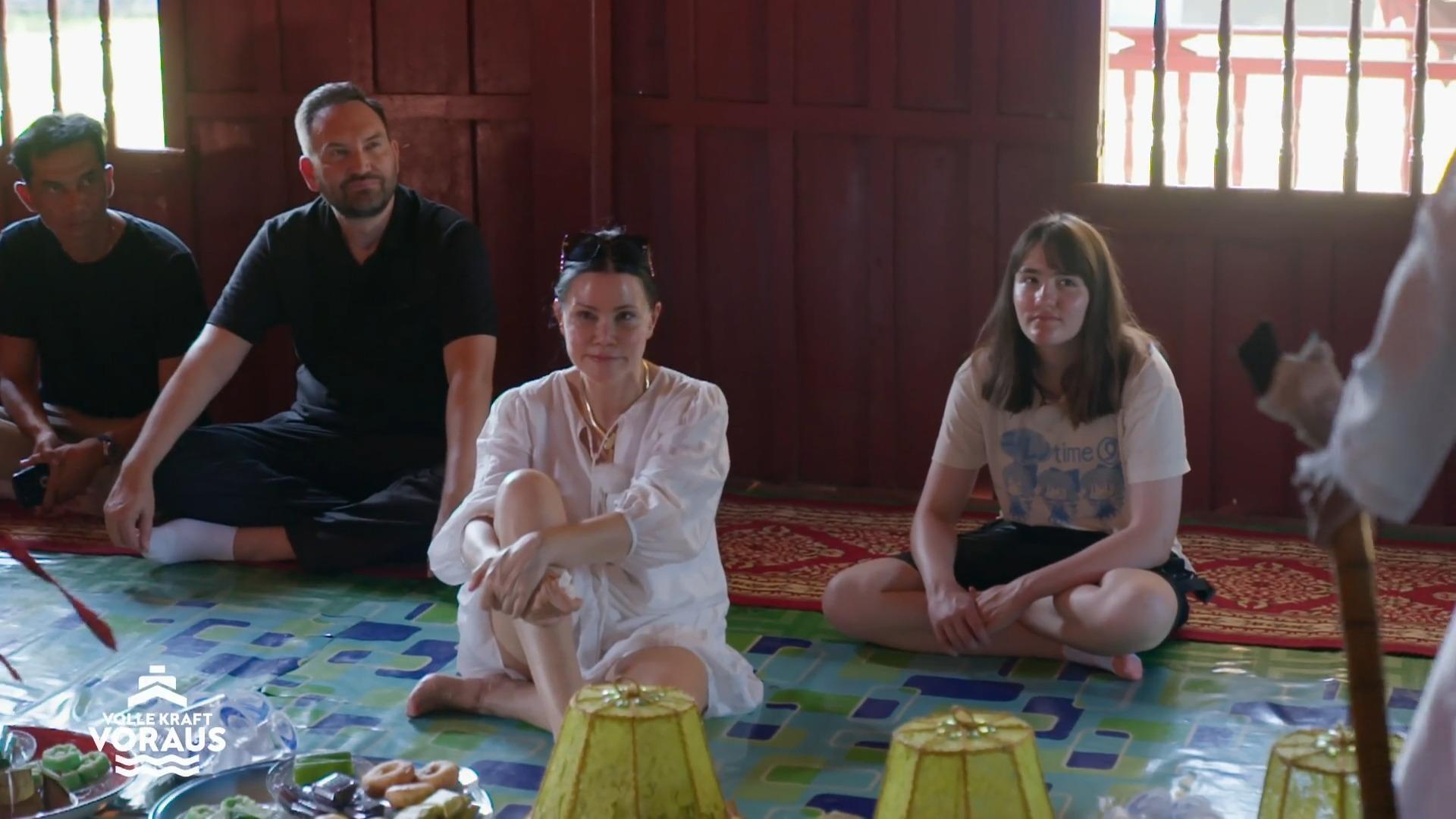 Djamila und Jayda werden gesegnet