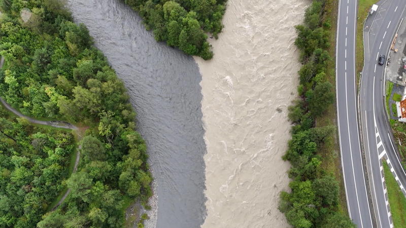 Seltenes Naturphänomen! Rhein fließt plötzlich zweifarbig
