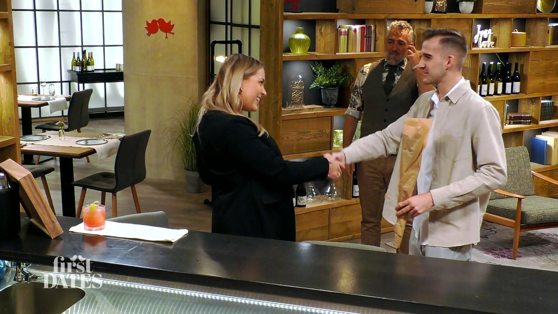 Dennis überrascht Gina mit einer Rose