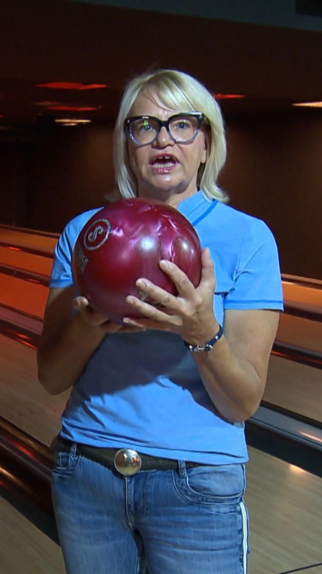 Anja greift nach der Krone