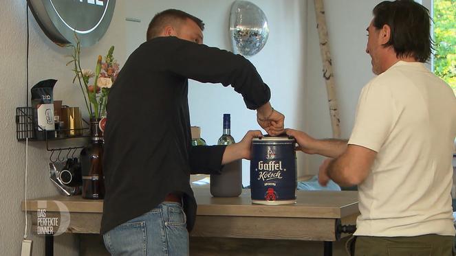 Fässchen öffnen, Reibekuchen braten: Alex und ihre Gäste beweisen Mut