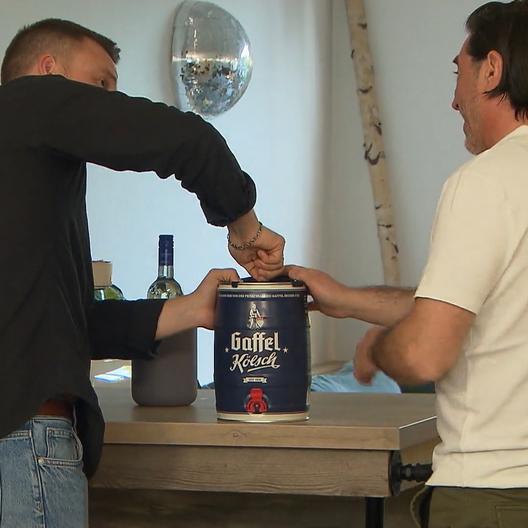 Fässchen öffnen, Reibekuchen braten: Alex und ihre Gäste beweisen Mut