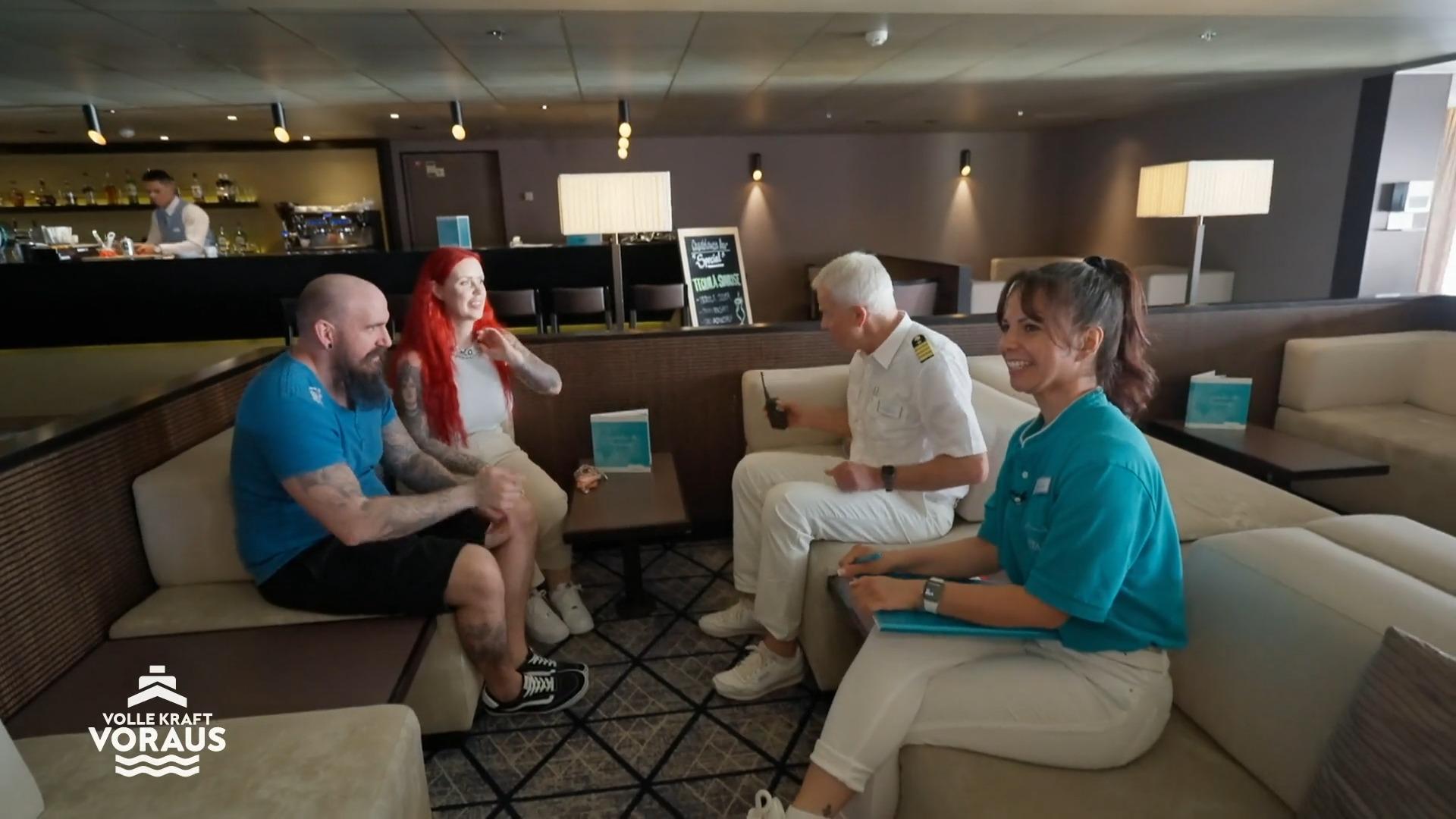 Yvonne und Kevin besprechen das Ja-Wort