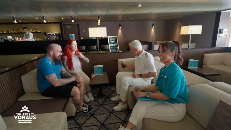 Yvonne und Kevin besprechen das Ja-Wort