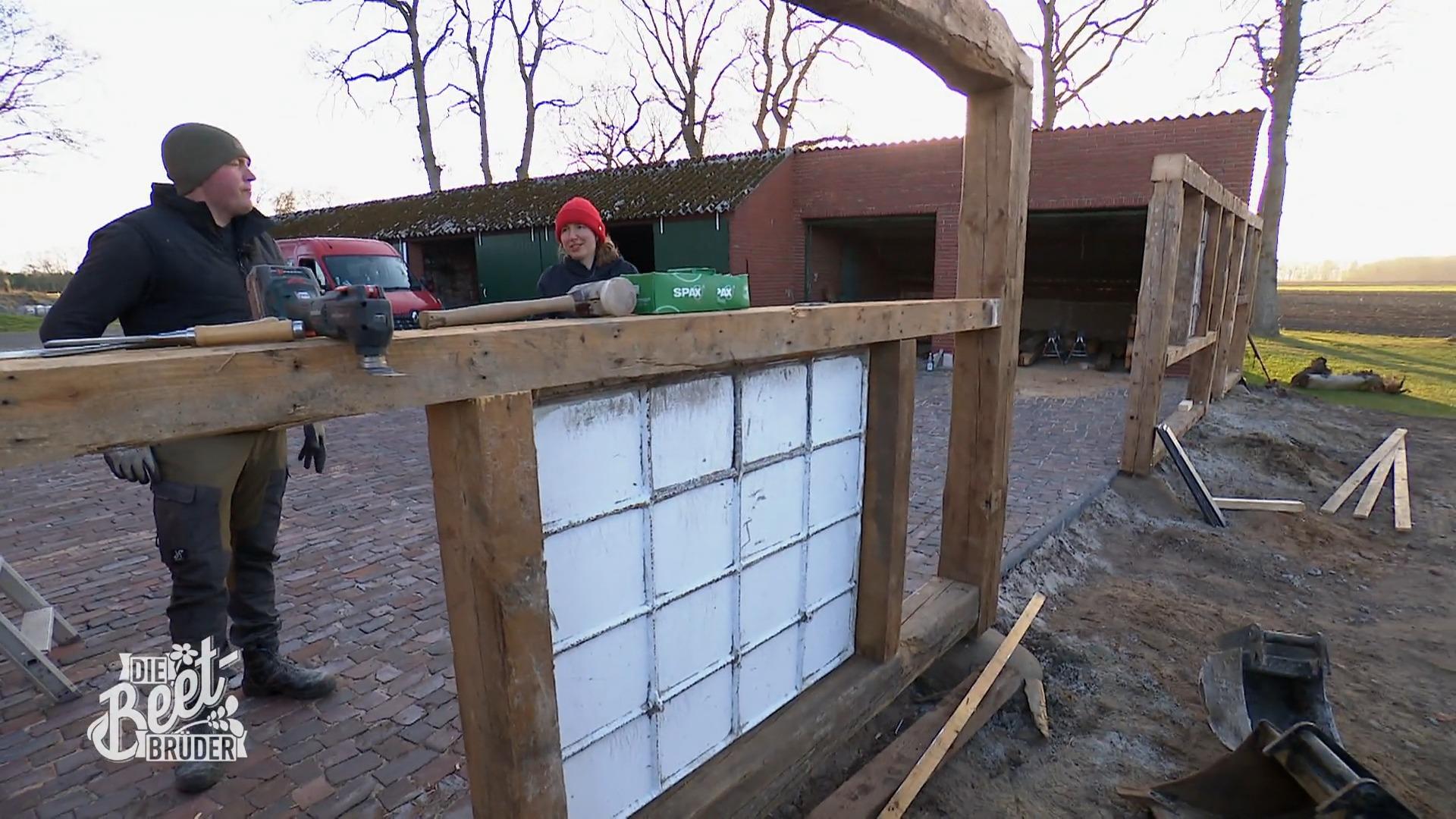 Fachwerkwand und Sitzrondell in Arbeit